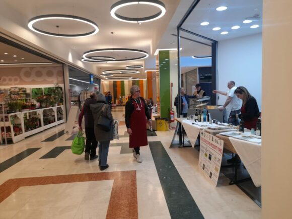 Degustazione al Centro Commerciale “Il Ducato” di Spoleto: Un Successo per i Prodotti Locali e le Eccellenze del Territorio